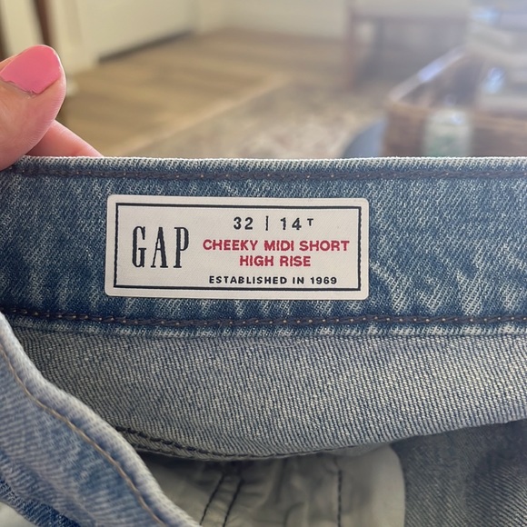 Size 14 Tall gap denim shorts. NWT. - Picture 3 of 3